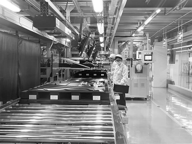 5G赋能智造 海信视像科技5G工厂电视机生产线上的机械臂面板卡工序解析